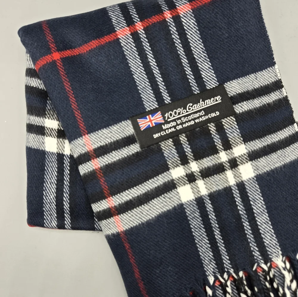New 100% Cashmere Scarf Made in Scotland Navy Tartan Plaid NWOT - Picture 3 of 3